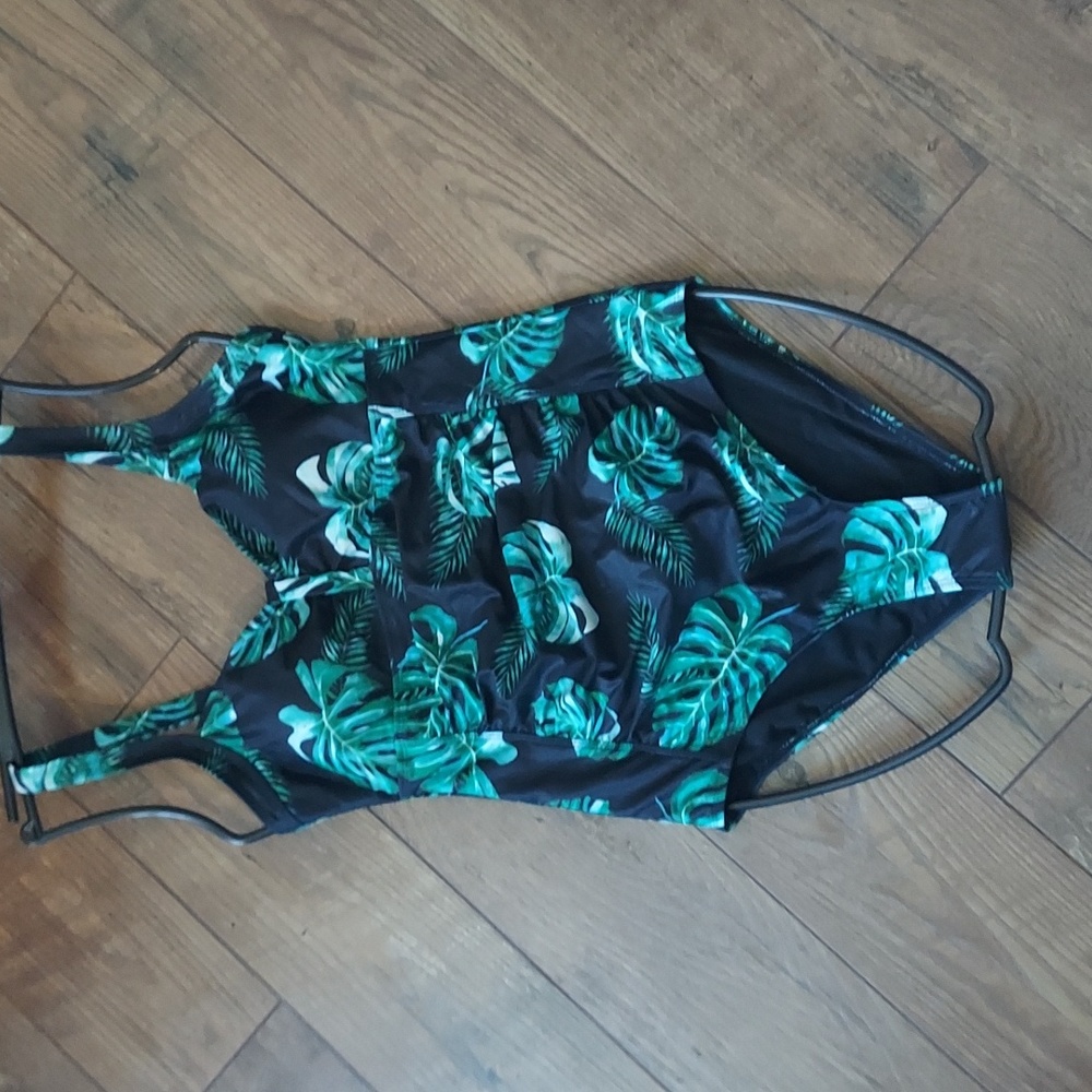 New with tags Tempt Me black size Large black with green tropical leaves 🍃